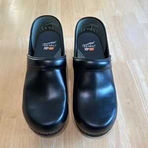 Dansko XP 2.0 black leather clogs, size 40